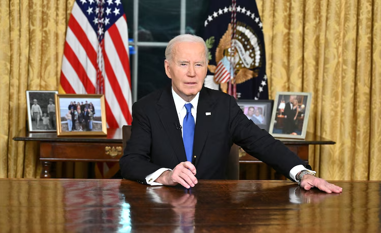 Tổng thống Mỹ Joe Biden phát biểu từ phía sau Chiếc bàn Kiên định, Phòng Bầu dục. Ảnh: Getty.