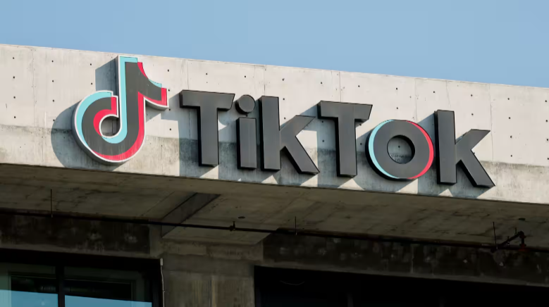 Logo TikTok được in trên trụ sở chính của công ty truyền thông xã hội tại thành phố Culver, California, Mỹ vào ngày 18/1. Ảnh: Reuters.