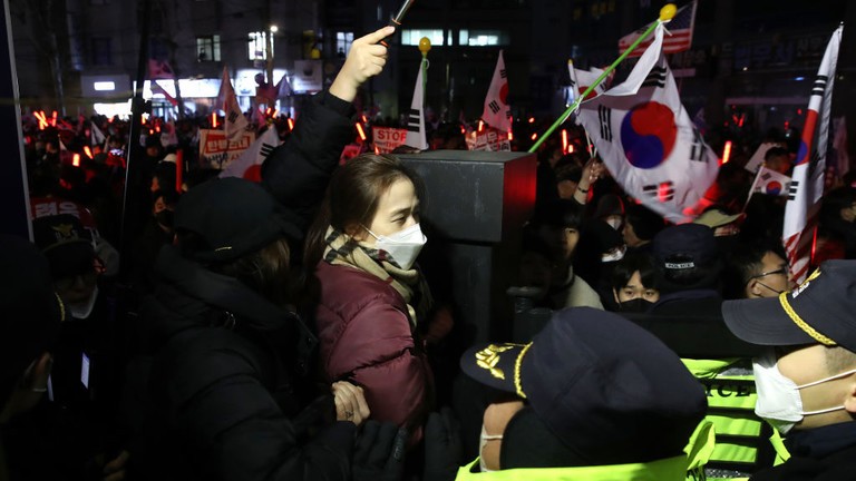 Những người ủng hộ Tổng thống Yoon Suk Yeol biểu tình bên ngoài Tòa án Quận phía Tây Seoul ở Seoul, Hàn Quốc, ngày 18/1. Ảnh: Getty.