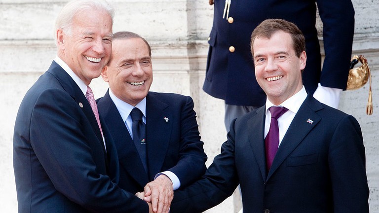 Tổng thống Nga Dmitry Medvedev và Phó Tổng thống Mỹ Joe Biden trong cuộc gặp ngày 2/6/2011 tại Rome. Ảnh: Getty.