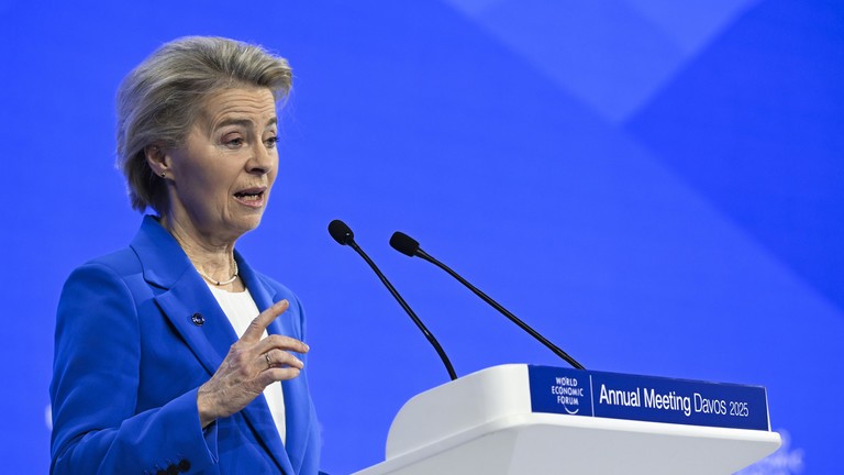 Chủ tịch Ủy ban Châu Âu Ursula von der Leyen tham dự cuộc họp thường niên của Diễn đàn Kinh tế Thế giới (WEF) tại Davos, Thụy Sĩ vào ngày 21/1. Ảnh: Getty.