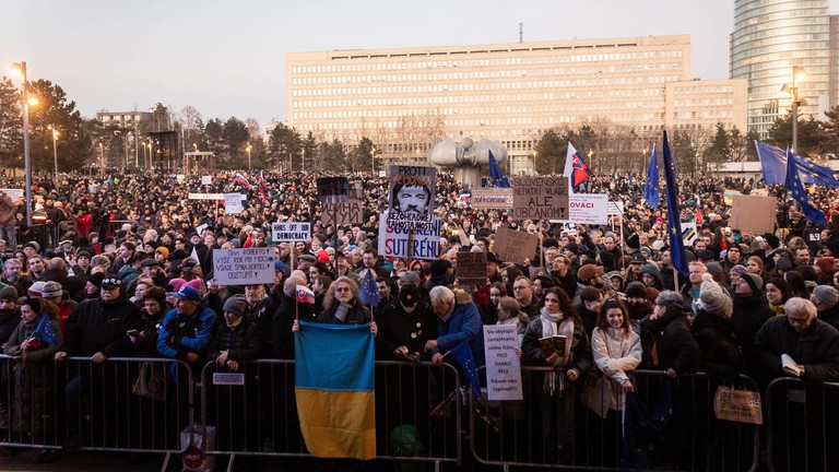 Một người phụ nữ cầm cờ quốc gia Ukraine được nhìn thấy giữa những người biểu tình ở Bratislava, Slovakia, vào ngày 24/1. Ảnh: Getty.