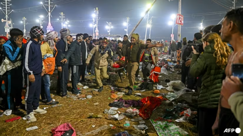 Cảnh sát khiêng nạn nhân giẫm đạp trong lễ hội Maha Kumbh Mela tại Prayagraj, Ấn Độ vào ngày 29/1. Ảnh: AFP.