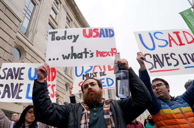 Nhóm người biểu tình phản đối việc đóng cửa trụ sở chính của USAID hôm 3/2. Ảnh: Reuters.