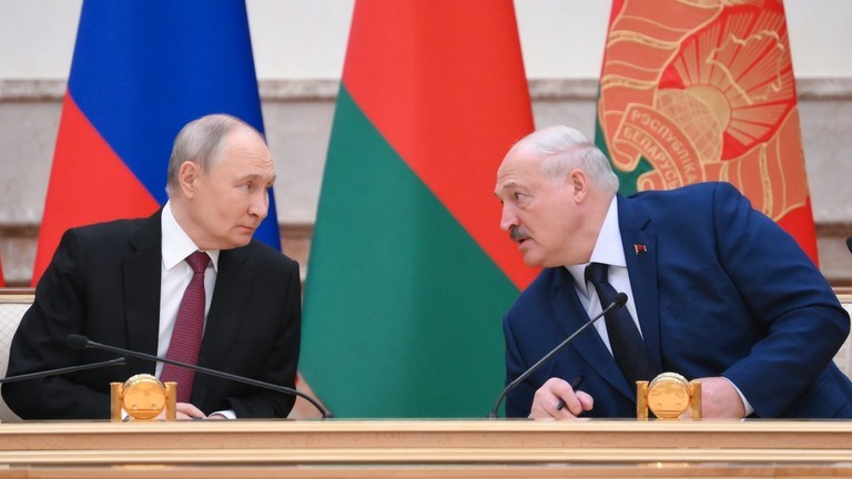 Tổng thống Nga Vladimir Putin và Tổng thống Belarus Alexander Lukashenko tham dự lễ ký hiệp ước an ninh mới. Ảnh: Sputnik.