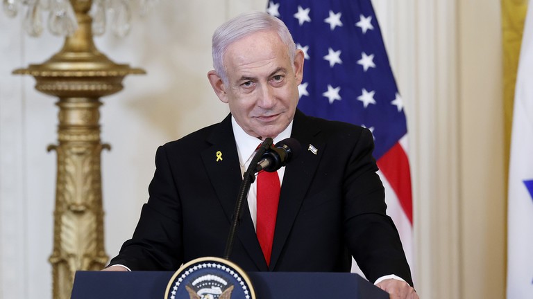 Thủ tướng Israel Benjamin Netanyahu phát biểu trong cuộc họp báo chung với Tổng thống Mỹ Donald Trump ngày 4/2. Ảnh: Getty.