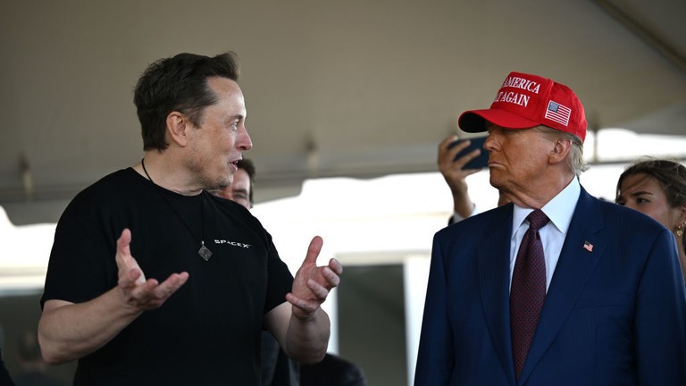 Elon Musk nói chuyện với Tổng thống đắc cử Donald Trump tại buổi xem buổi phóng thử tên lửa SpaceX Starship vào ngày 19/11/2024. Ảnh: Getty.