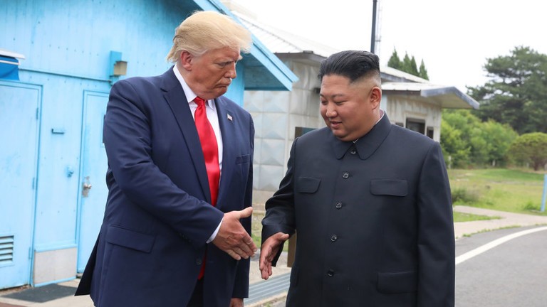 Tổng thống Mỹ Donald Trump và nhà lãnh đạo Triều Tiên Kim Jong-un gặp nhau ngày 30/6/2019. Ảnh: Getty.