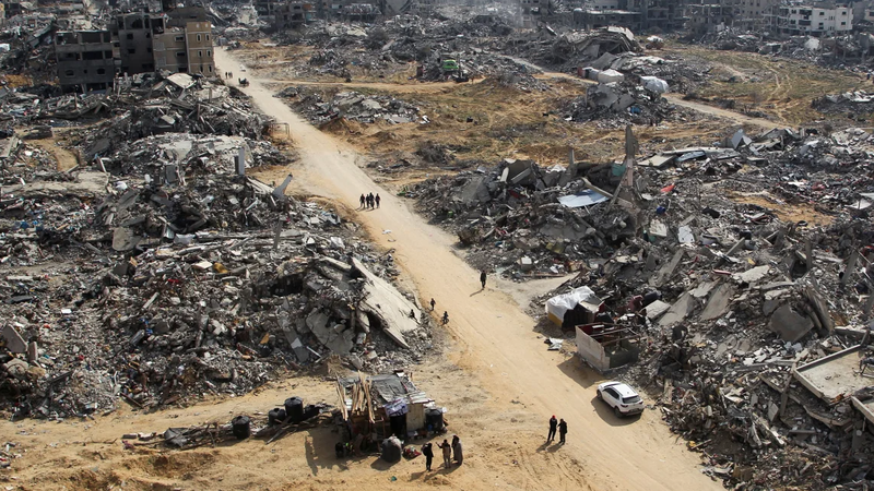 Người Palestine đi ngang đống đổ nát của các tòa nhà bị phá hủy trong cuộc tấn công của Israel ở Rafah, Gaza, vào ngày 4/2. Ảnh: Reuters.