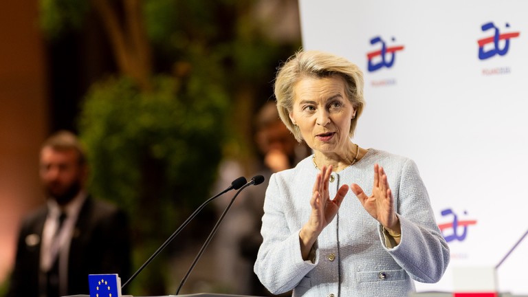 Bà Ursula von der Leyen phát biểu với giới truyền thông trong cuộc họp báo tại Trung tâm Đoàn kết Châu Âu ở Gdansk, Ba Lan. Ảnh: Getty.