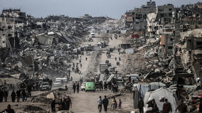 Người Palestine di tản trở về nhà ở Gaza. Ảnh: Getty.