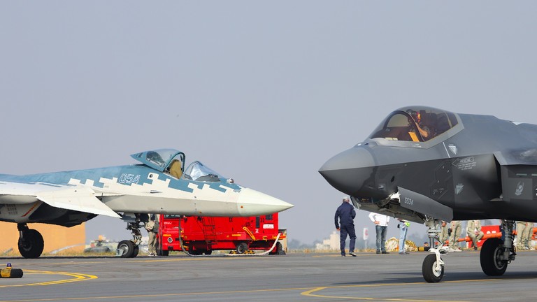 Chiến đấu cơ Su-57E của Nga và F-35 Lightning II của Mỹ được trưng bày trong triển lãm hàng không Aero India 2025 tại Trạm Không quân Yelahanka ở Bengaluru, Karnataka, Ấn Độ. Ảnh: Getty.