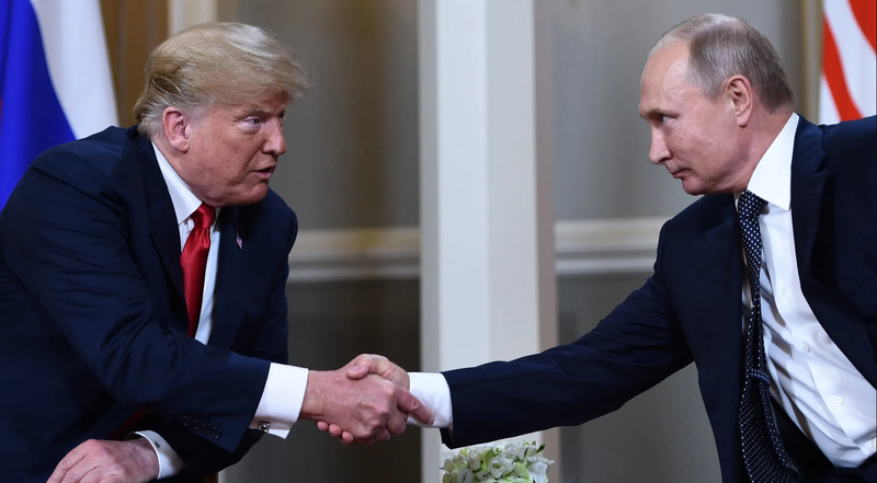 Tổng thống Nga Vladimir Putin (phải) và Tổng thống Mỹ Donald Trump bắt tay trước cuộc gặp ở Helsinki vào ngày 16/7/2018. Ảnh: AFP.