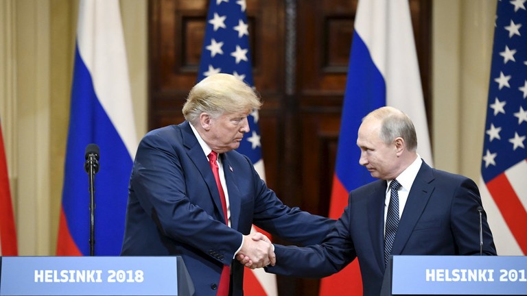 Tổng thống Mỹ Donald Trump bắt tay Tổng thống Nga Vladimir Putin trong cuộc họp báo chung ở Helsinki, Phần Lan, vào ngày 16/7/2018. Ảnh: Getty.