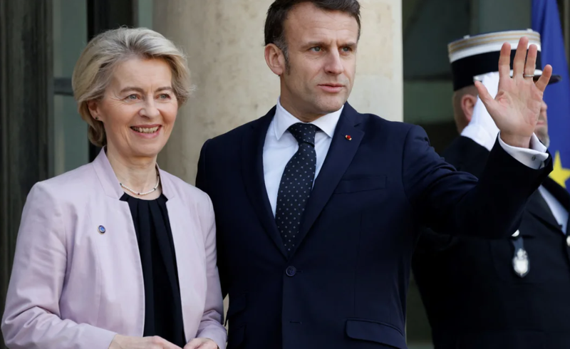 Tổng thống Pháp Emmanuel Macron chào đón Chủ tịch Ủy ban Châu Âu Ursula von der Leyen tham dự hội nghị thượng đỉnh khẩn cấp của các nhà lãnh đạo châu Âu tại Paris hôm 17/2. Ảnh: Getty.