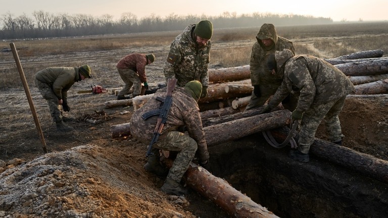 Binh sĩ Ukraine xây dựng tuyến phòng thủ gần tiền tuyến ở Donbass ngày 14/2. Ảnh: Getty.