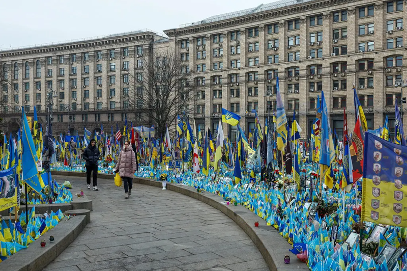 Đài tưởng niệm những người lính Ukraine đã ngã xuống tại Quảng trường Độc lập ở Kiev. Ảnh: Reuters.