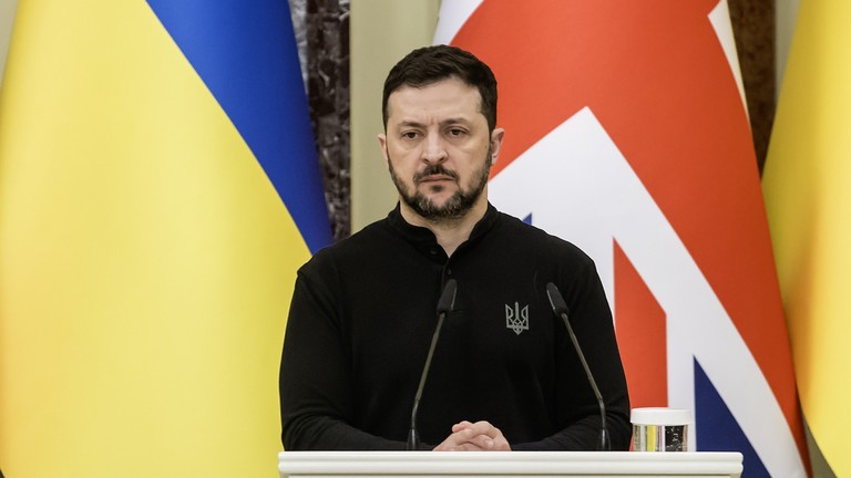 Tổng thống Ukraine Volodymyr Zelensky tham dự cuộc họp báo ở Kiev ngày 16/1. Ảnh: Getty.