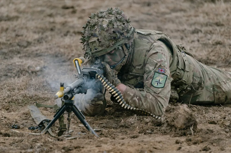 Một binh sĩ Anh bắn súng trong cuộc tập trận ở Smardan, Romania, ngày 17/2. Ảnh: Getty.