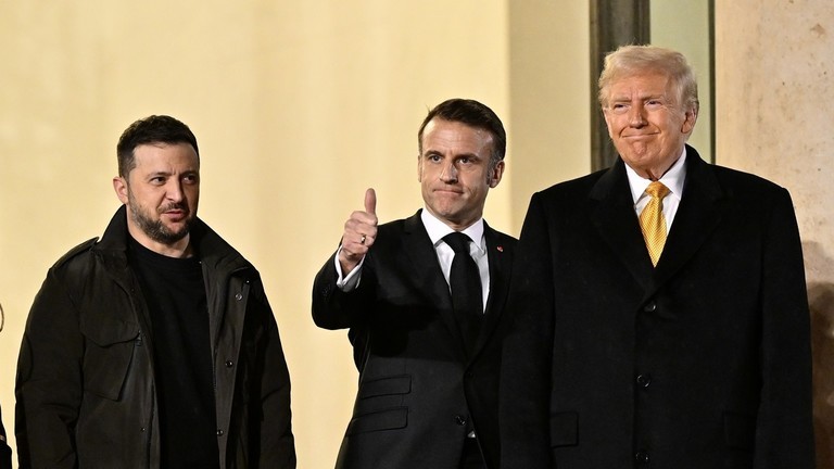 Tổng thống Pháp Emmanuel Macron, ông Donald Trump và Tổng thống Ukraine Volodymyr Zelensky, Paris, Pháp, ngày 7/12/2024. Ảnh: Getty.