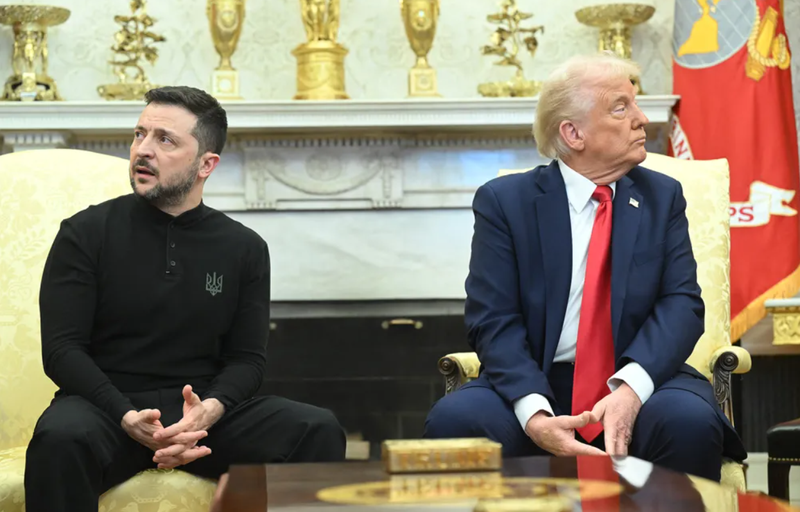 Tổng thống Mỹ Donald Trump (phải) và Tổng thống Ukraine Volodymyr Zelensky gặp nhau tại Phòng Bầu dục của Nhà Trắng ở Washington vào ngày 28/2. Ảnh: AFP.