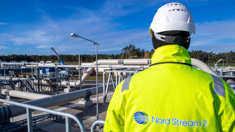 Một công nhân đứng bên cạnh một phần của đường ống Nord Stream 2. Ảnh: Getty.