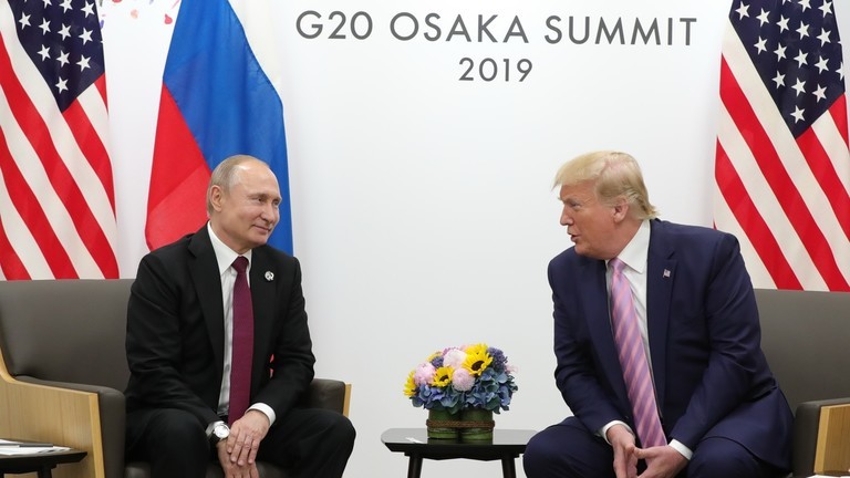 Tổng thống Nga Vladimir Putin gặp Tổng thống Mỹ Donald Trump bên lề hội nghị thượng đỉnh G20 ở Osaka, ngày 28/6/2019. Ảnh: RIA.