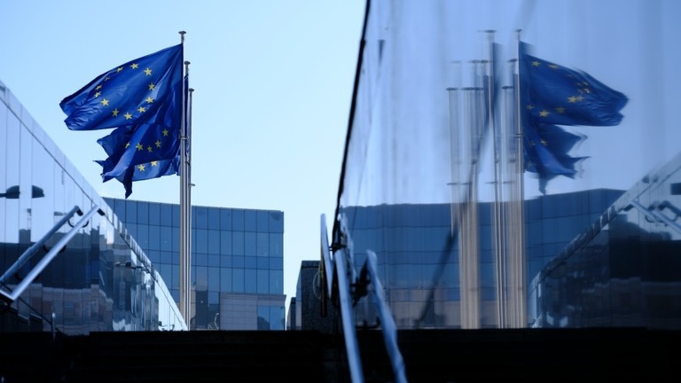 Cờ EU tung bay trước trụ sở Ủy ban EU tại Brussels vào ngày 17/2. Ảnh: Getty.