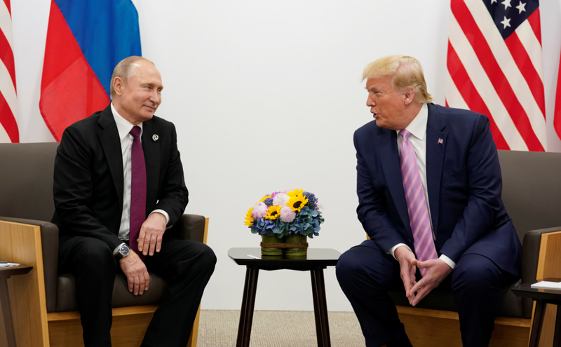 Tổng thống Nga Vladimir Putin và Tổng thống Mỹ Donald Trump trò chuyện trong cuộc gặp song phương tại hội nghị thượng đỉnh các nhà lãnh đạo G20 ở Osaka, Nhật Bản, ngày 28/6/2019. Ảnh: Reuters.