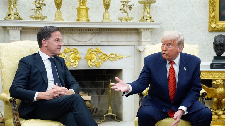 Tổng thống Hoa Kỳ Donald Trump (phải) và Tổng thư ký NATO Mark Rutte phát biểu với các nhà báo tại Washington, DC, Mỹ hôm 13/3. Ảnh: Getty.