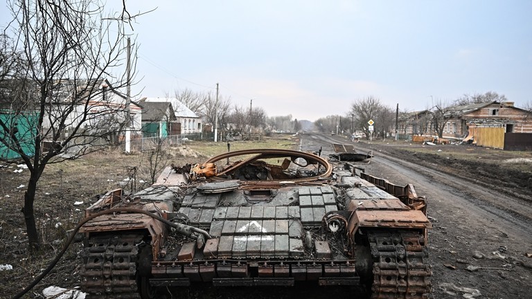 Một chiếc xe tăng T-64 của Ukraine bị hư hại ở làng Cherkasskoye Porechnoye, Kursk, nơi đã được lực lượng Nga giải phóng, thuộc Kursk. Ảnh: Sputnik.