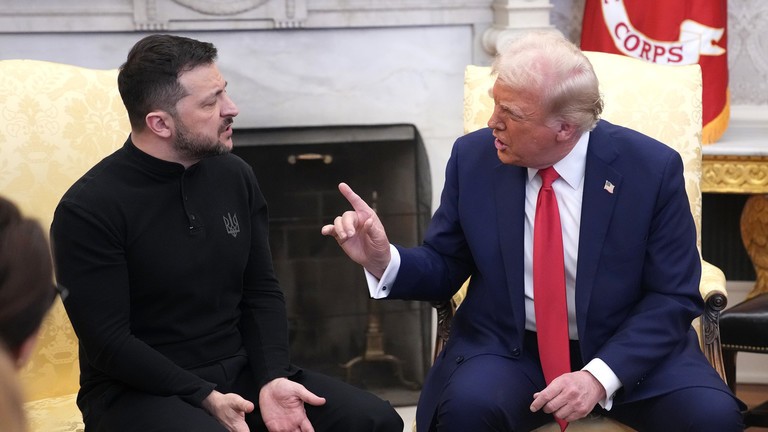 Tổng thống Mỹ Donald Trump và Tổng thống Ukraine Volodymyr Zelensky trong cuộc trao đổi căng thẳng tại Nhà Trắng. Ảnh: Getty.