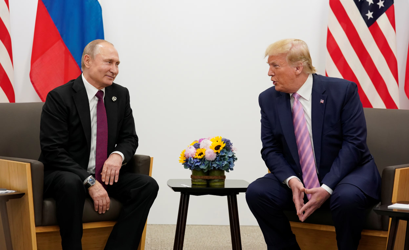 Tổng thống Nga Vladimir Putin và Tổng thống Mỹ Donald Trump trò chuyện trong cuộc gặp song phương tại hội nghị thượng đỉnh các nhà lãnh đạo G20 ở Osaka, Nhật Bản, ngày 28/6/2019. Ảnh: Reuters.