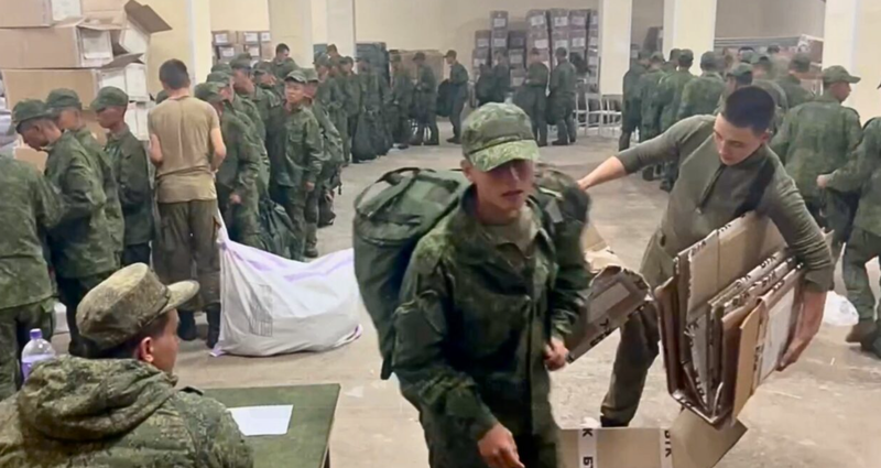 Ảnh chụp màn hình cảnh quay cho thấy binh lính Triều Tiên đang nhận nhu yếu phẩm cơ bản tại một căn cứ huấn luyện của Nga. Ảnh: NKnews. Untitled.png