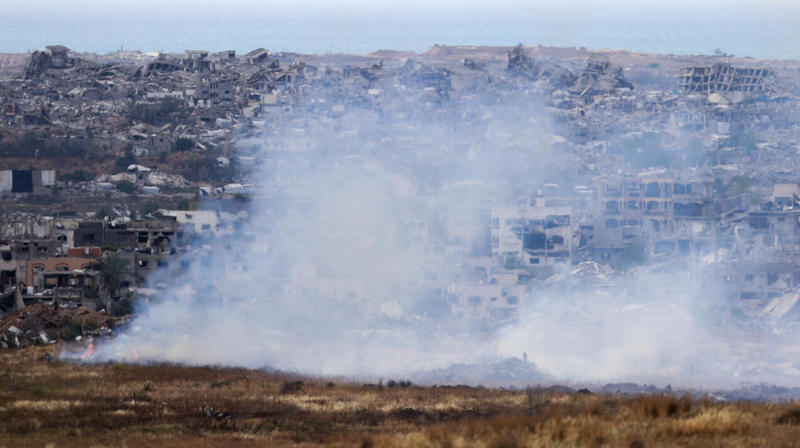 Bức ảnh này được chụp từ biên giới phía nam của Israel với Dải Gaza cho thấy những cánh đồng đang cháy trước những ngôi nhà bị phá hủy ở phía bắc Gaza vào ngày 4/5. Ảnh: Reuters. Israel can nhac chiem toan bo gaza.png