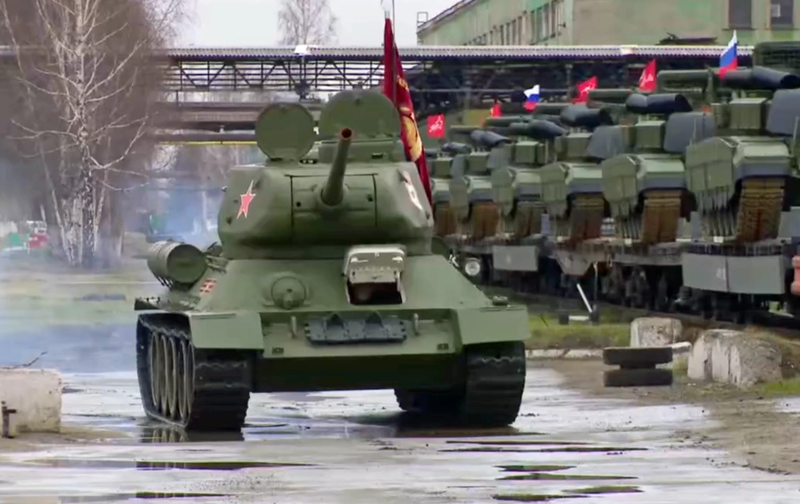 Ảnh chụp màn hình quá trình điều động xe tăng T-72B3M và T-90M từ nhà máy xe tăng Uralvagonzavod được hộ tống bởi xe tăng T-34 thời Thế chiến II. Ảnh: Kyiv Post.