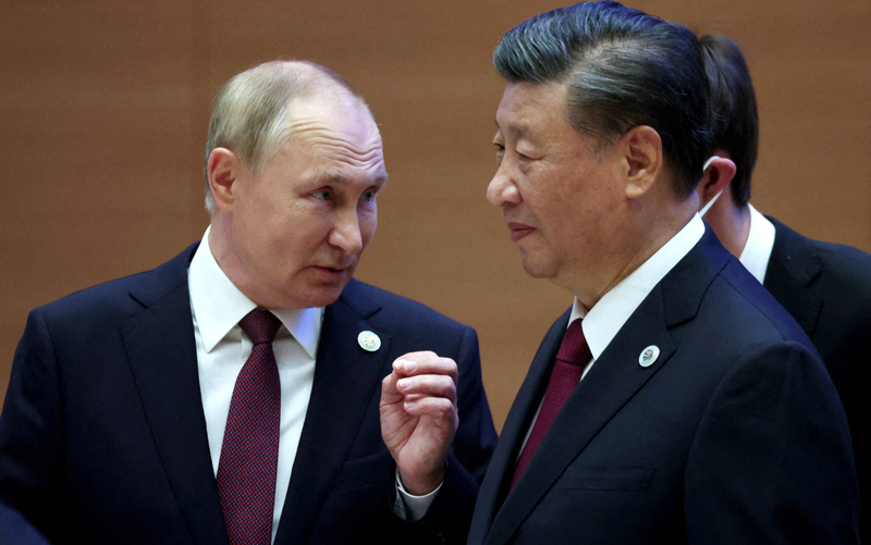 Tổng thống Nga Vladimir Putin nói chuyện với Chủ tịch Trung Quốc Tập Cận Bình trước cuộc họp mở rộng của các nguyên thủ quốc gia thành viên Hội nghị thượng đỉnh Tổ chức Hợp tác Thượng Hải (SCO) tại Samarkand, Uzbekistan ngày 16/9/2022. Ảnh: Reuters.
