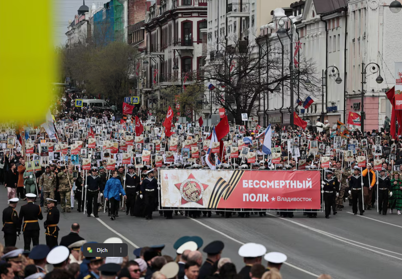 Hoạt động chào mừng Ngày Chiến thắng 9/5 ở Vladivostok. Ảnh: Reuters. 1.png