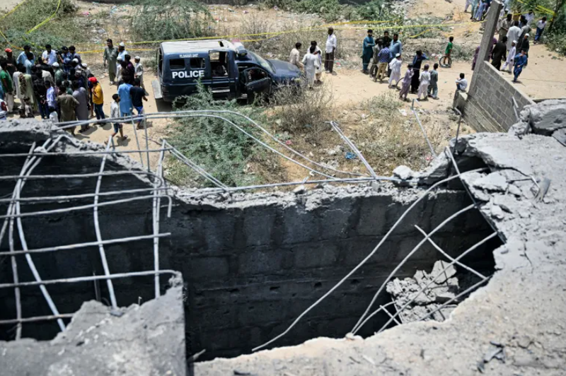 Người dân tụ tập khi cảnh sát kiểm tra hiện trường vụ UAV bị bắn hạ ở Karachi vào ngày 8/5. Quân đội Pakistan cho biết họ đã bắn hạ 25 UAV của Ấn Độ. Ảnh: AFP. Ấn Độ và Pakistan bước vào chiến tranh máy bay không người lái 1.png
