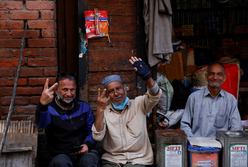 Người dân Kashmir phản ứng trước thông tin về lệnh ngừng bắn. Ảnh: Reuters. Ấn Độ, Pakistan tố nhau vi phạm sau khi đạt lệnh ngừng bắn tạm thời 2.png