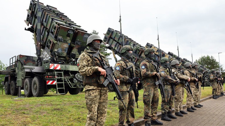 Đức và Ukraine trước hệ thống tên lửa phòng không Patriot vào ngày 11/6/2024. Ảnh: Getty.