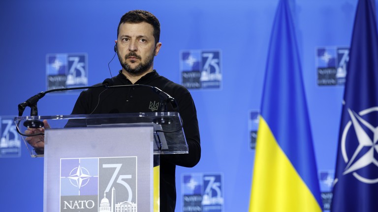 Tổng thống Ukraine Volodymyr Zelensky phát biểu trong cuộc họp báo chung với Tổng thư ký NATO Jens Stoltenberg tại Hội nghị thượng đỉnh NATO ngày 11/7/2024 tại Washington, DC. Ảnh: Getty.