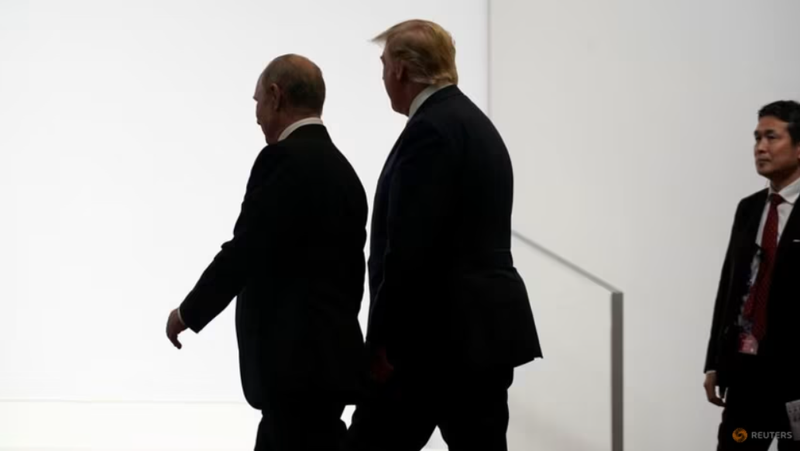 Tổng thống Nga Vladimir Putin và Tổng thống Mỹ Donald Trump đi dạo trong hội nghị thượng đỉnh các nhà lãnh đạo G20 tại Osaka, Nhật Bản ngày 28/6/2019. Ảnh: Reuters.