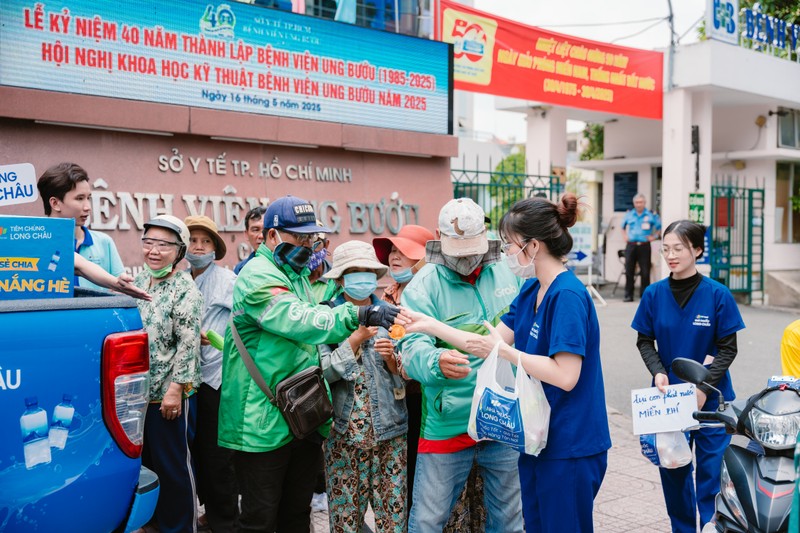 Những tài xế công nghệ, người bán hàng rong, người dân xếp hàng chờ thăm khám,... ghé nhận nước uống miễn phí giữa trưa nắng 1.jpg