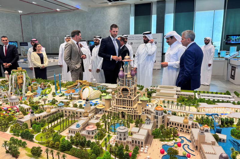 Eric Trump, Phó Chủ tịch điều hành của Trump Organization, đứng cạnh mô hình dự án Trump International Golf Club & Trump Villas cùng Abdullah Al Attiya, Bộ trưởng Bộ Đô thị Qatar và chủ tịch Qatari Diar, tại Doha, vào ngày 30/4. Ảnh: Getty. Bên trong mạng lưới làm ăn tỷ đô của gia đình Trump tại Trung Đông 4.png
