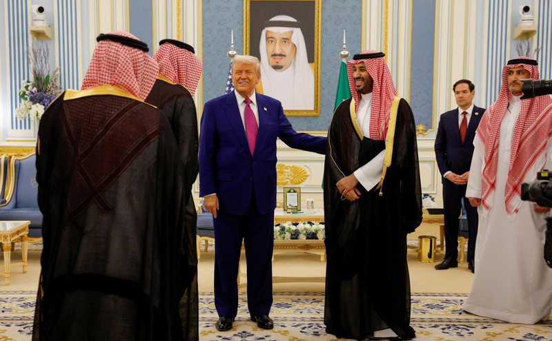 Ông Trump được Thái tử Saudi Mohammed Bin Salman chào đón tại Riyadh. Ảnh: Reuters. Bên trong mạng lưới làm ăn tỷ đô của gia đình Trump tại Trung Đông 6.png