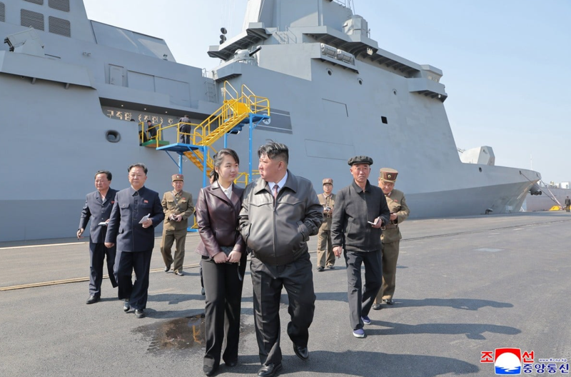 Lãnh đạo Triều Tiên Kim Jong-un thăm tàu chiến Choe Hyon tại một địa điểm không được tiết lộ ở Triều Tiên vào ngày 29/4. Ảnh: KCNA.