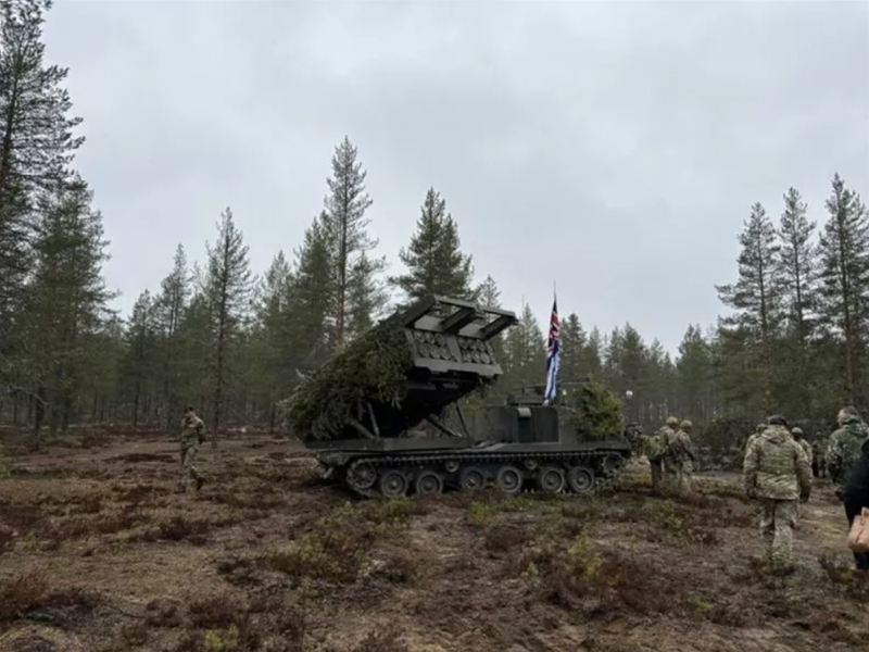 Hệ thống tên lửa phóng loạt M270 (MLRS) của Quân đội Anh trong cuộc tập trận của NATO tại Rovajärvi, miền Bắc Phần Lan, vào ngày 21/5. Ảnh: Newsweek. Phần Lan thành pháo đài mới NATO răn đe Nga từ vùng Cực Bắc 3.png