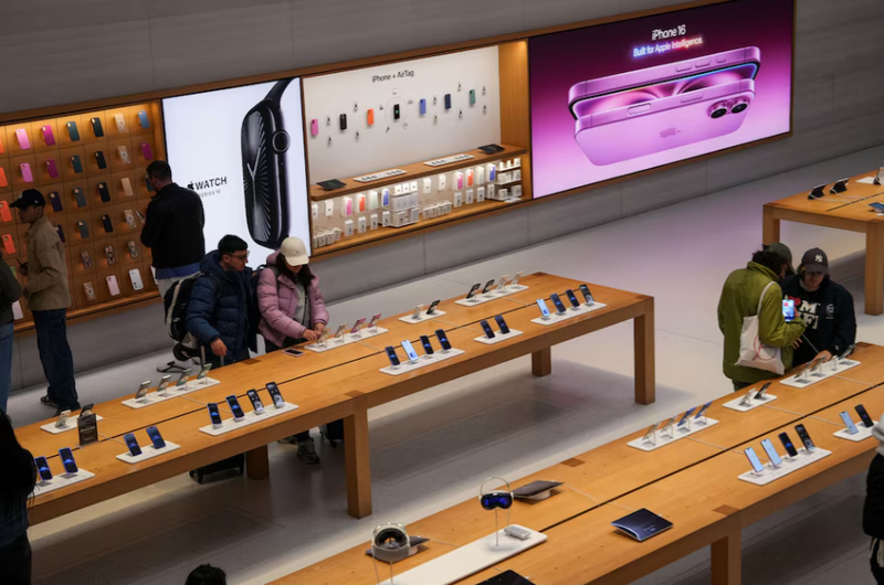 Ông Trump cảnh báo sẽ đánh thuế Apple trừ khi hãng này chuyển dây chuyền sản xuất iPhone về Mỹ. Ảnh: Reuters. Hai tuyên bố sốc về thuế của ông Trump lại khiến thị trường thế giới chao đảo.png