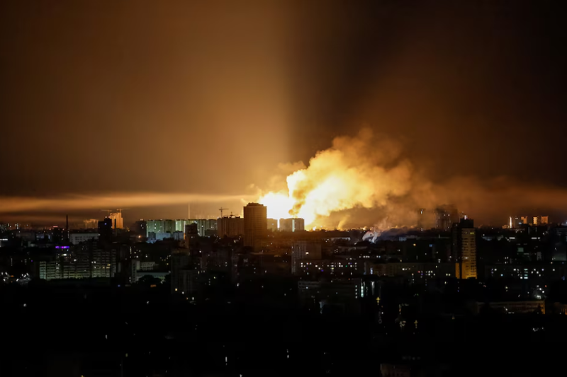 Hình ảnh một vụ nổ trong cuộc tấn công vào rạng sáng 24/5 ở Kiev. Ảnh: Reuters. Nga mở đợt tập kích lớn chưa từng thấy vào thủ đô Kiev bằng UAV và tên lửa, 15 người bị thương 2.png